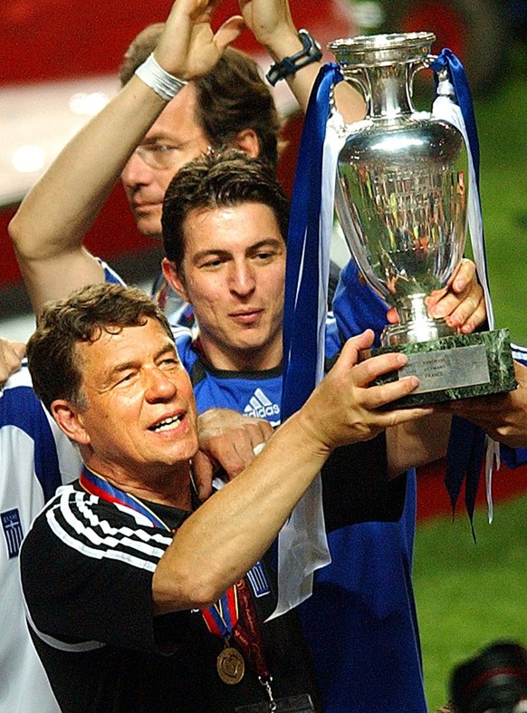 ***File*** Greece coach Otto Rehhagel holds the trophy as he celebrates with his players after beating Portugal 1-0 in the Euro 2004 soccer championship final match, at the Luz stadium in Lisbon, Port ...