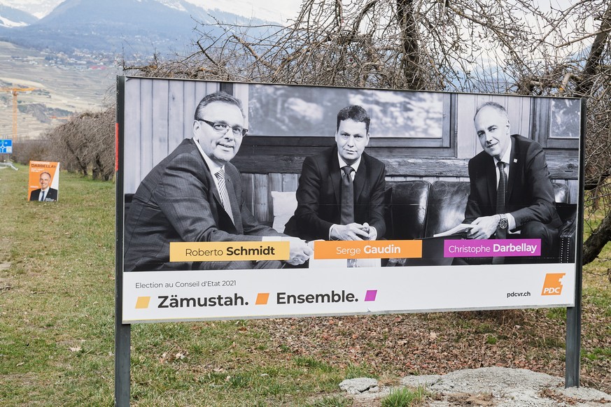 Une affiche electorale avec Roberto Schmidt, Serge Gaudin et Christophe Darbellay, lors des elections au Conseil d&#039;Etat valaisan ce dimanche 7 mars 2021 a Sion.( KEYSTONE/Olivier Maire)