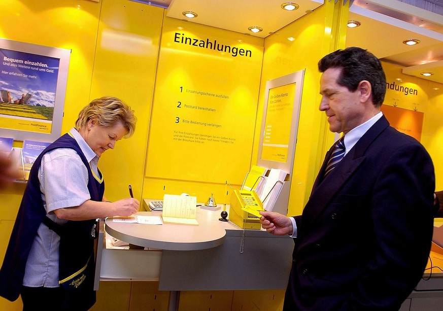 Als Postchef hat Ulrich Gygi (r.) den Umbau der Filialen in Postagenturen vorangetrieben.