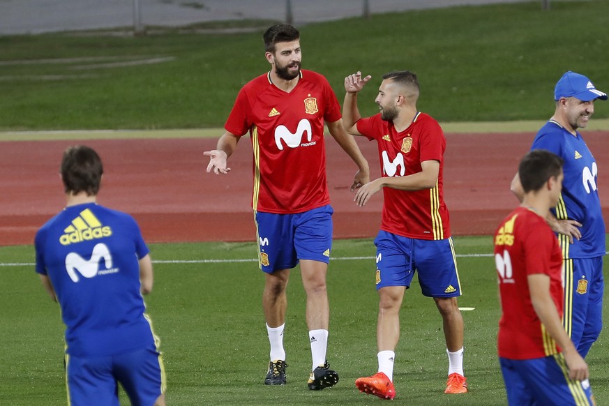 epa06240496 Spain&#039;s players Gerard Pique (C-L) chats with Jordi Alba (C-R) during the team training session held in Las Rozas, Madrid, Spain, 02 October 2017. Spain will face Albania and Israel a ...