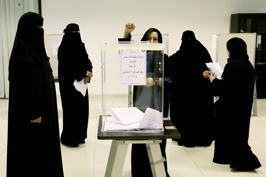 Saudische Frauen geben ihre Stimme ab.