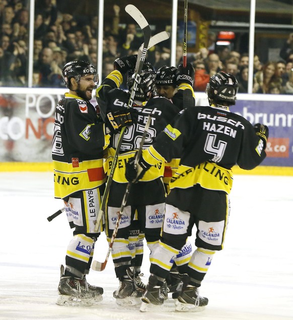 Die Spieler von Ajoie feiern das 1-0 im vierten Playoff-Finalspiel der National League B zwischen den Rapperswil-Jona Lakers und dem HC Ajoie, am Samstag, 26. Maerz 2016, in Pruntrut. (KEYSTONE/Bist/R ...