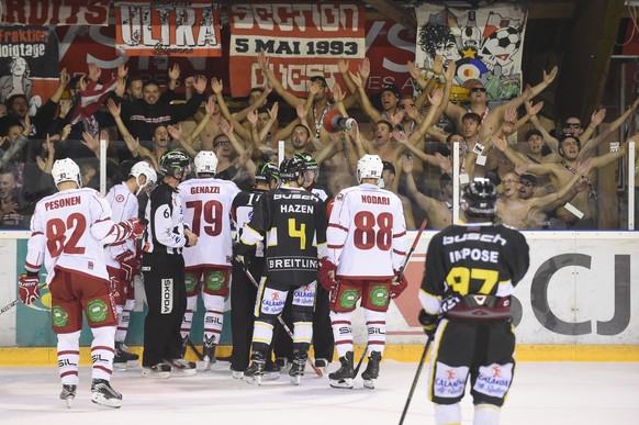 Ein problem mit dem Eis kurz vor Ende des ersten Drittels beim Eishockey Sechzehntelfinal Cupspiel zwischen dem HC Ajoie und dem HC Lausanne in der Eishalle P. Voyeboeuf in Porrentruy, am Mittwoch, 28 ...