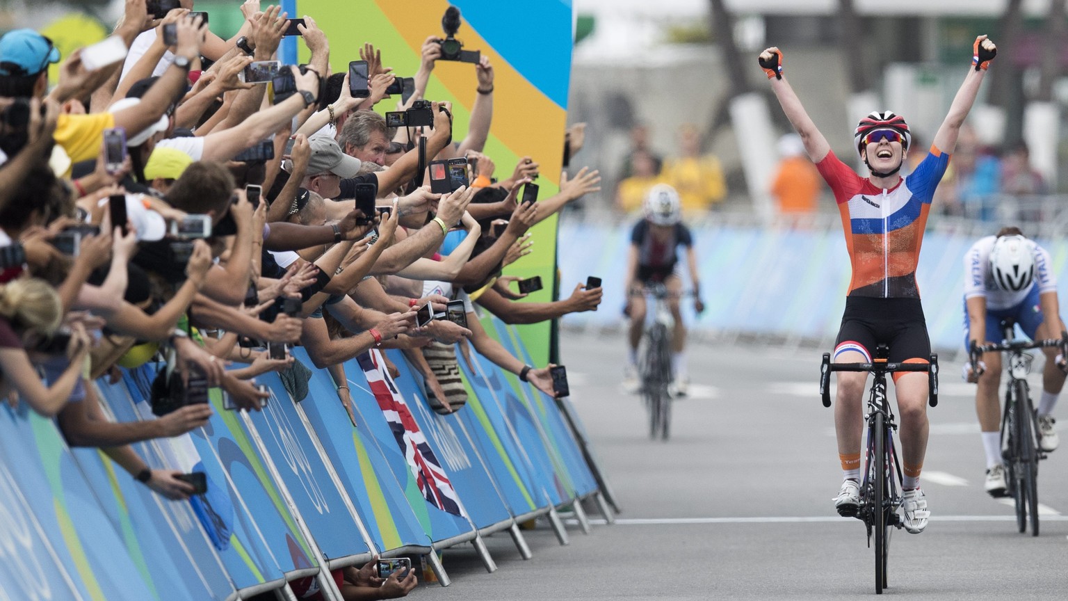 epa05463286 Anna van der Breggen of the Netherlands celebrates as she crosses the finish line to win the gold medal in the women&#039;s cycling road race of the Rio 2016 Olympic Games at Fort Copacaba ...