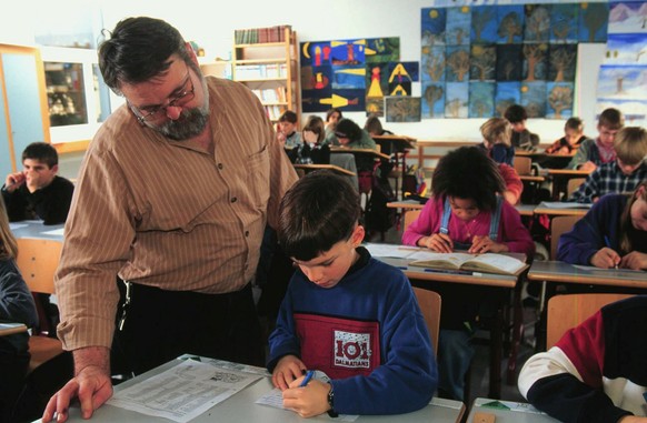 PrimarschuelerInnen beim Schulunterricht in Staefa, Zuerich, ZH, undatiere Aufnahme. (KEYSTONE/STR)