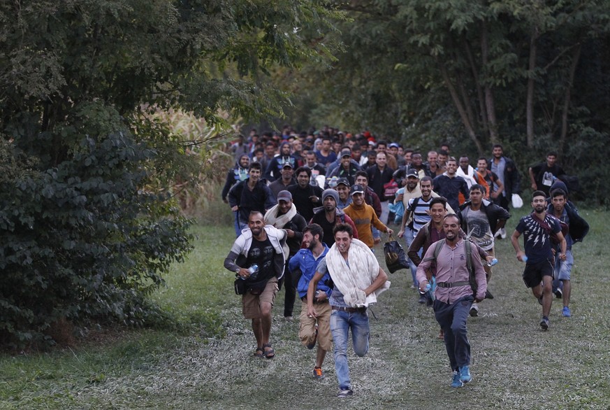 Flüchtlinge rennen über die Grenze von Kroatien nach Ungarn (Archivbild).