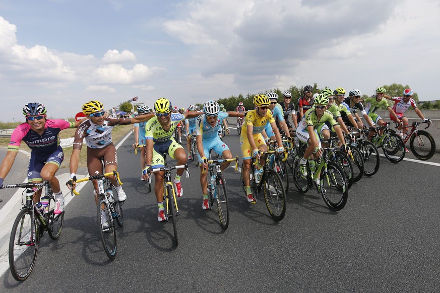 Der erste italienische Sieg bei der Tour feiern alle Italiener im Feld.