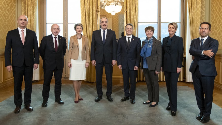 Quality Repeat: Die neugewaehlten Bundesraetinnen Karin Keller-Sutter, 2. von rechts, und Viola Amherd, 3. von rechts, posieren mit dem Gesamtbundesrat, von links, Bundespraesident Alain Berset, Ueli ...