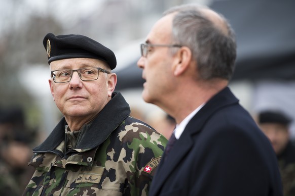 Divisionaer Philippe Rebord, links, hoert Bundesrat Guy Parmelin, rechts, zu, wahrend der Kommandouebergabe Chef der Armee, am Donnerstag, 8. Dezember 2016, in Bern. Nach acht Jahren an der Armeespitz ...