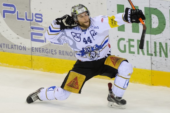 Le joueur zougois Rob Schremp laisse eclater sa joie apres le but de la victoire marque en prolongation, lors du match du championnat suisse de hockey sur glace de National League LNA, entre le Geneve ...