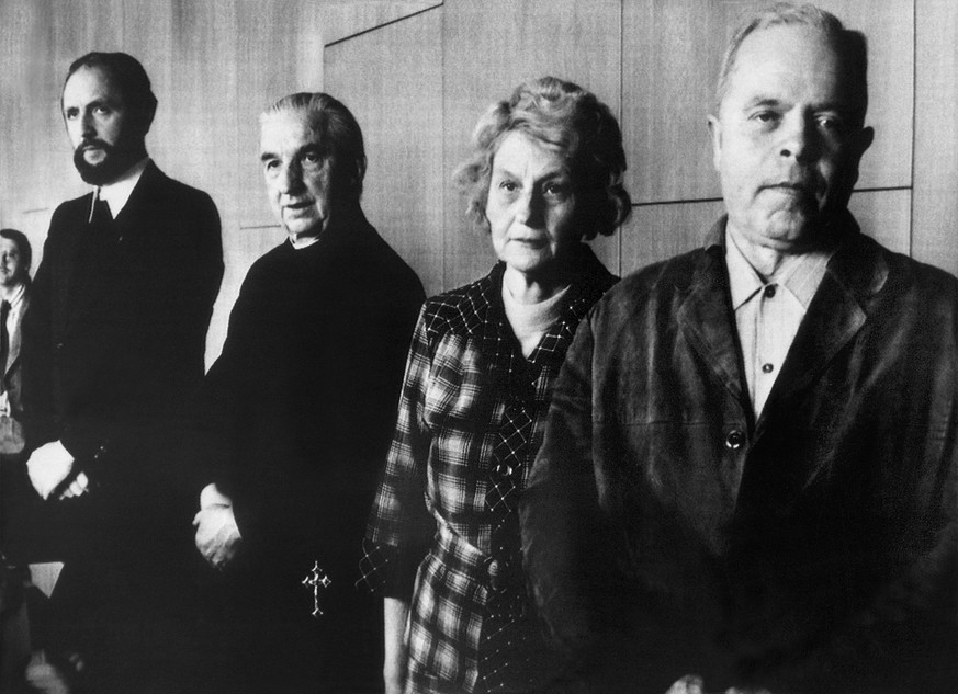 Die vier Angeklagten im Aschaffenburger Exorzistenprozess, (v.l.n.r.) Pfarrer Ernst Alt, Pfarrer Renz, sowie die Eltern Anna und Josef Michel, aufgenommen bei der Urteilsverkündung am 22. April 1978.