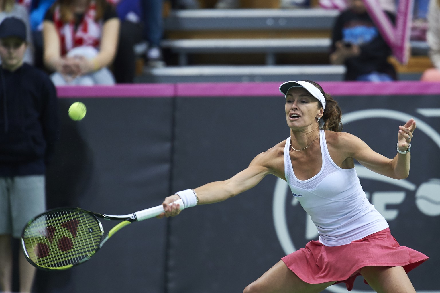 Martina Hingis verliert das Einzel gegen Radwanska in zwei Sätzen.