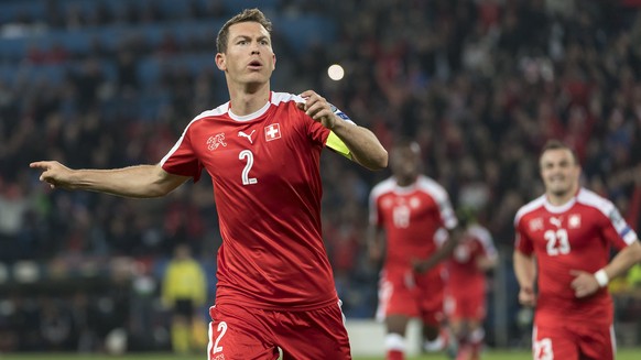 epa06251152 Switzerland&#039;s Stephan Lichtsteiner (L) celebrates scoring during the 2018 FIFA World Cup group B qualification soccer match between Switzerland and Hungary in the St. Jakob-Park stadi ...