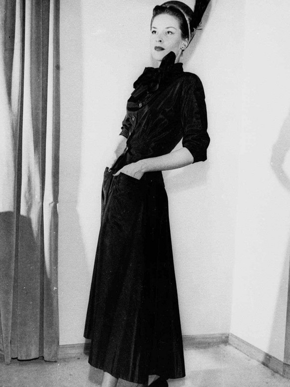 Ein Model fuehrt auf einem Archivbild von 1947 eine Kreation aus der &quot;New Look&quot; Reihe des franzoesischen Modeschoepfers Christian Dior in Paris vor. Seine erste grosse Modenschau im Jahr 194 ...