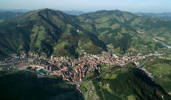 So sieht's da übrigens aus, in Eibar. Unten links das&nbsp;Ipurúa-Stadion, in welchem Hajrovic oft seinen Teamkollegen zuschaut.