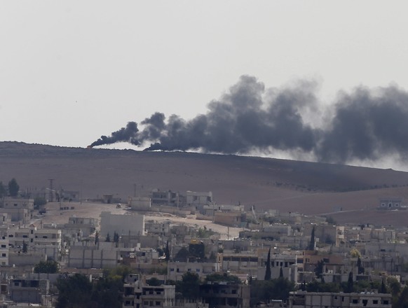 Rauchschwaden über einem Hügel bei Kobane nach einem mutmasslichen Luftschlag der internationalen Koalition.