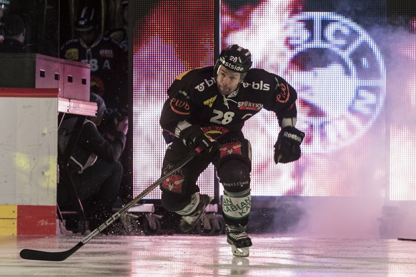 SC Bern Spieler Martin Pluess laeuft aufs Eis, vor dem Eishockey Meisterschaftsspiel der National League A zwischen dem SC Bern und dem EHC Biel, am Samstag, 14. Januar 2017 in der PostFinance-Arena i ...