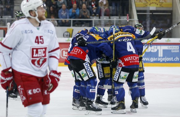 Die Bieler Spieler jubeln nach dem Tor zum 3-0 neben Lausannes Jonas Junland im Eishockey Meisterschaftsspiel der National League A zwischen dem EHC Biel und Lausanne HC, am Samstag, 8. Oktober 2016,  ...