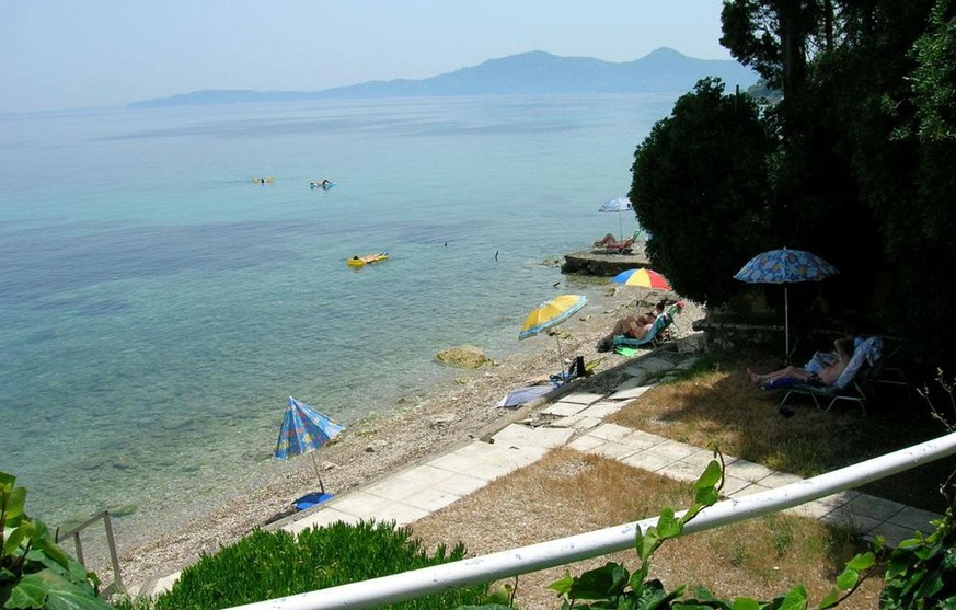 Vor Ort merkst du, dass der Strand gerade mal eine Handtuchlänge breit ist und für eine paradiesische Party keinen Platz bietet. Dafür klappt's mit dem gemeinsamen Joggen, allerdings bloss hintereinan ...