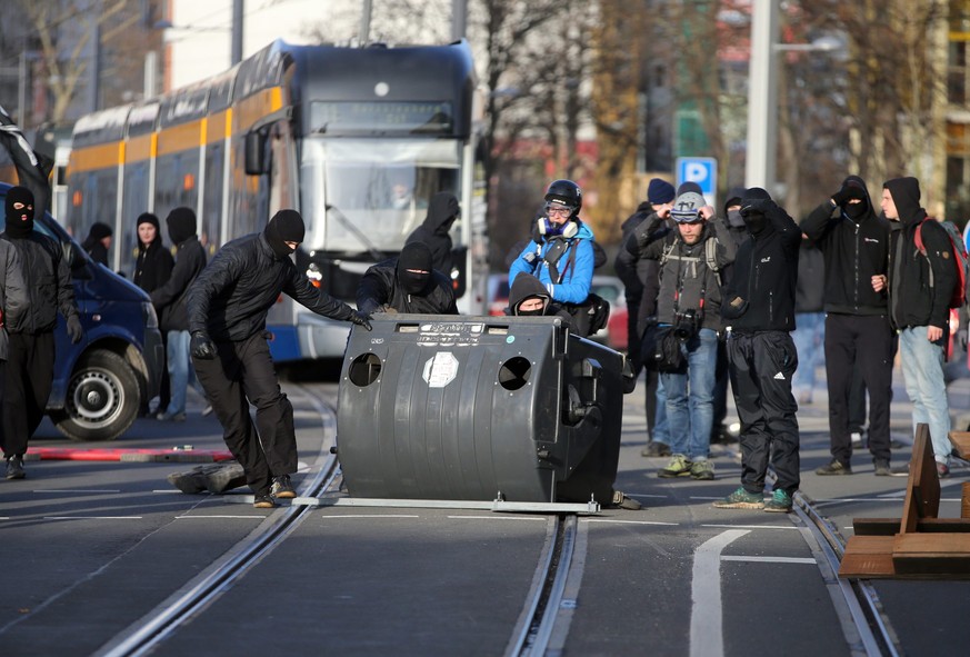 Die Tramgeleise wurden blockiert.