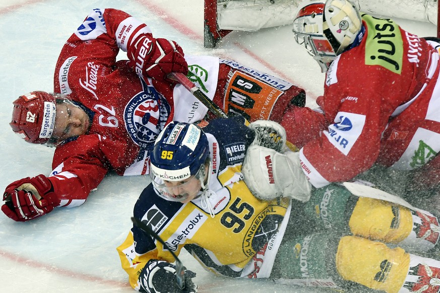 Die Lakers Jan Vogel, links, und Melvin Nyffeler, rechts, stoppen den Langenthaler Philip Ahlstroem, Mitte, im vierten Eishockey Playoff-Finalspiel der National League B zwischen den SC Rapperswil-Jon ...