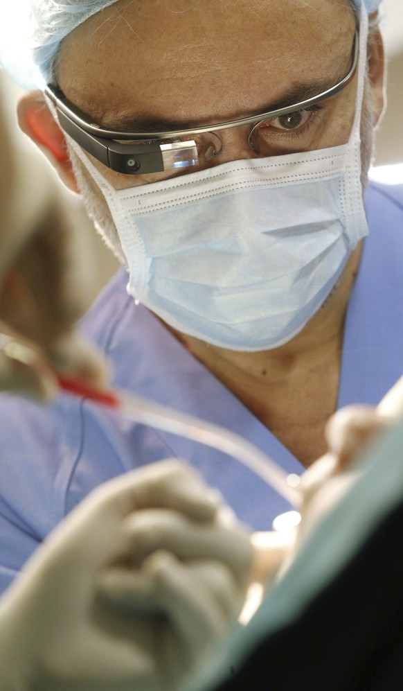 Eine mit Google Glass gefilmte Zahnoperation wird für andere Zahnärzte live gestreamt.