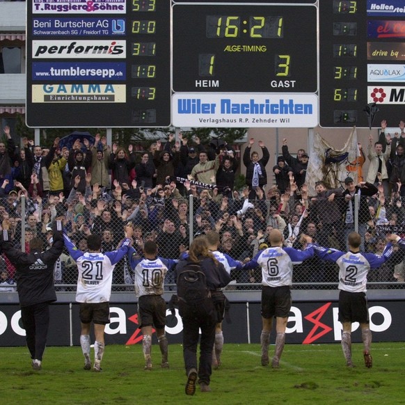 Jubelnde Wiler , und die Tafel kam auch nicht mehr mit, nach dem 11:3 gegen St. Gallen, im Fussball NLA Meisterschaftsspiel zwischen dem FC Wil und dem FC St. Gallen am Sonntag, 3. November 2002, im S ...