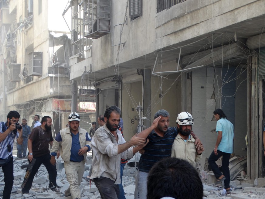 28. April 2016 in Aleppo: Nach einen heftigen Luftanschlag bringen sich Überlebende in Sicherheit.&nbsp;