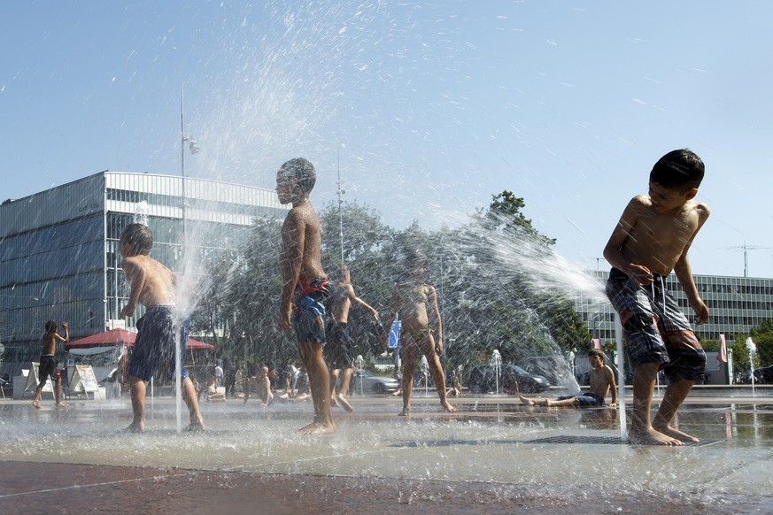 Children play with water-jets to cool off at the fountain on the Place des Nations, during a heatwave, in Geneva, Switzerland, Tuesday, June 20, 2017. (KEYSTONE/Salvatore Di Nolfi)