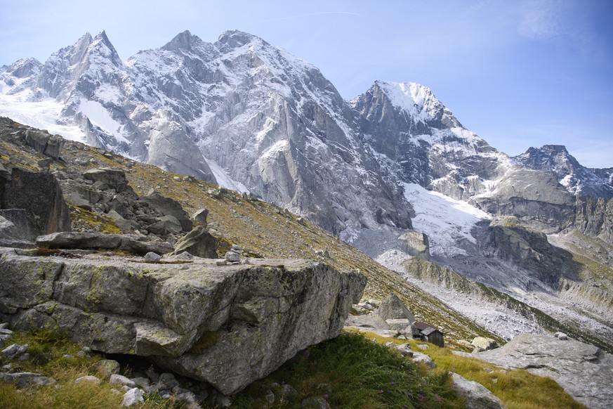 Blick auf Piz Cengalo und Piz Badile, aufgenommen bei der Sciora-Huette, am Mittwoch, 13. September 2017, bei Bondo. Am 23. August war ein Bergsturz am Piz Cengalo mit Murgaengen nach Bondo niedergega ...