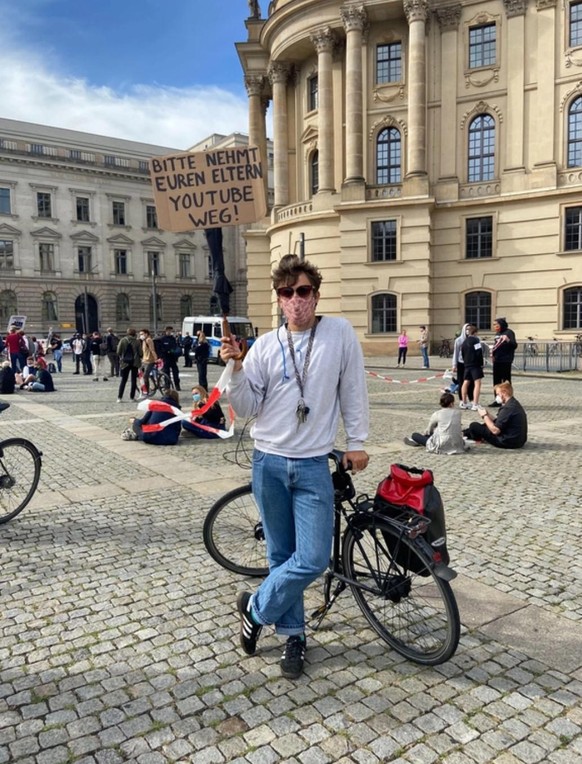 Gegendemonstrant Til, 27, mit seinem Schild auf dem Bebelplatz.