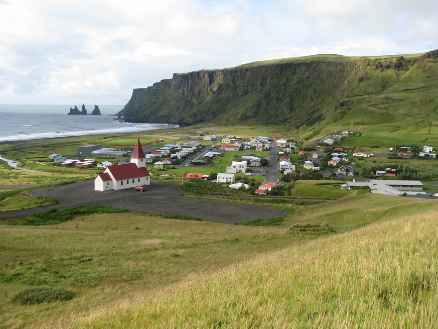 Vík í Mýrdal, regenreichster Ort Islands ausserhalb des Vatnajökull. (Bild: wikimedia)