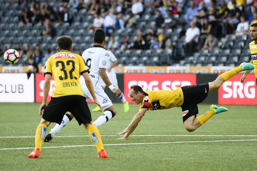 YBs Steve von Bergen faellt hin, im Super League Fussballspiel zwischen dem BSC YB und dem FC Lugano im Stade de Suisse, am Samstag, 30. Juli 2016 in Bern. (KEYSTONE/Manuel Lopez)