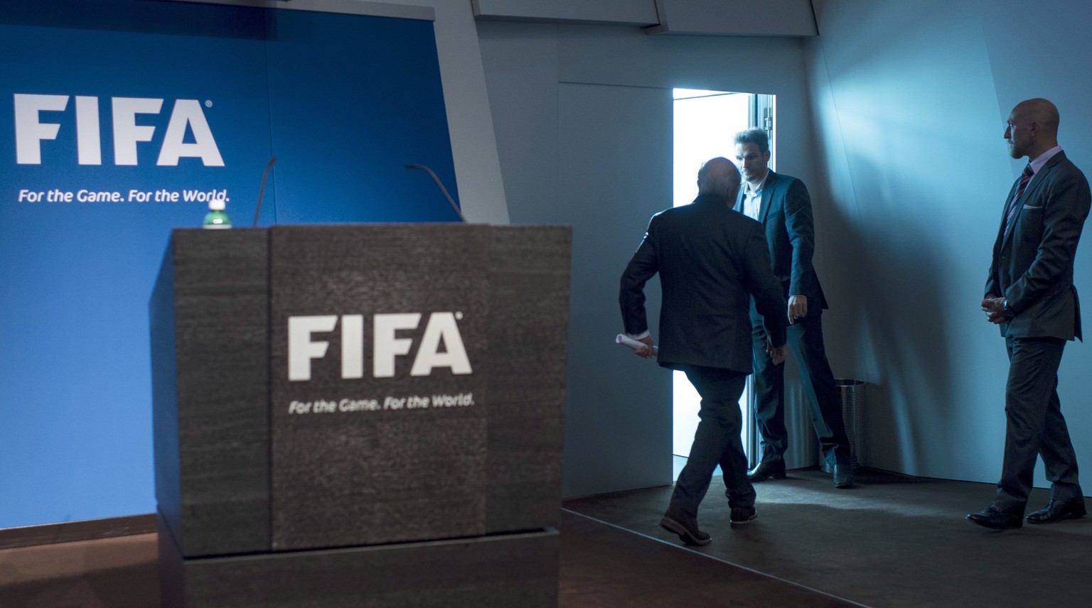 Blatters Abgang wird von vielen begrüsst – doch der Imageschaden bleibt, auch für die Schweiz.