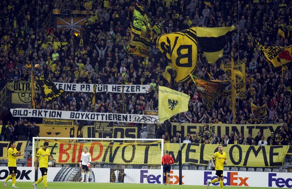 Auch die BVB-Fans fordern während dem Europa-League-Spiel ihren Klub dazu auf, sich von der Aktion zu distanzieren. &nbsp;