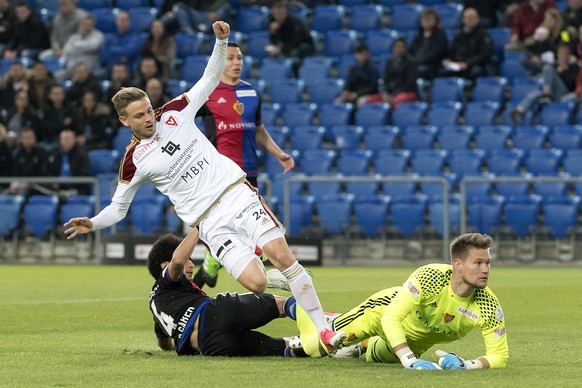 Der Vaduzer Maurice Brunner, links, schiesst das 0:1 gegen den Basler Torhueter Tomas Vaclik, rechts, im Fussball Meisterschaftsspiel der Super League zwischen dem FC Basel 1893 und dem FC Vaduz im St ...