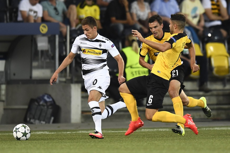 16.08.2016; Bern; Fussball Champions League play-off - BSC Young Boys - Borussia Moenchengladbach; 
Thorgan Hazard (Gladbach) gegen Alain Rochat (YB) und Leonardo Bertone (YB)
 (Urs Lindt/freshfocus)