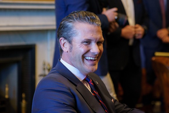 Nachrichten Linkding epa11753886 Pete Hegseth, US President-elect Donald Trump nominee for Secretary of Defence during a meeting with Senator Tommy Tuberville, at the US Capitol in Washington, DC, USA, 02 December 2024. P ...