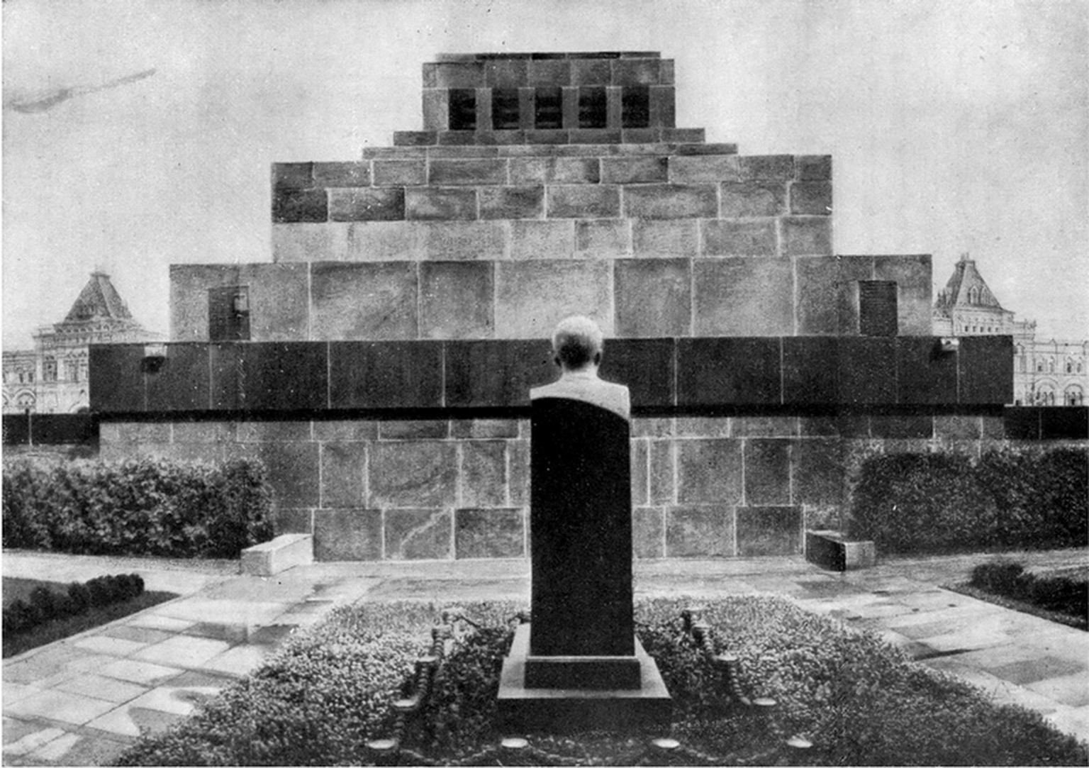 Nach seinem Tod im Jahr 1953 lag Stalin einige Jahre neben Lenin im Mausoleum. Die Inschrift über dem Haupteingang wurde in «Lenin Stalin» geändert. 1961 liess Chruschtschow im Zuge der Entstalinisier ...