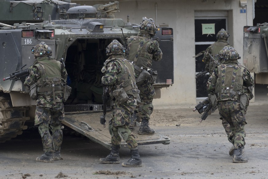 Gefechtsuebung des Panzerbataillons 14 am Medientag der RUAG und der Schweizer Armee im Gefechtsausbildungszentrum (GAZ) in Bure, am Mittwoch, 26. April 2017. (KEYSTONE/Georgios Kefalas)