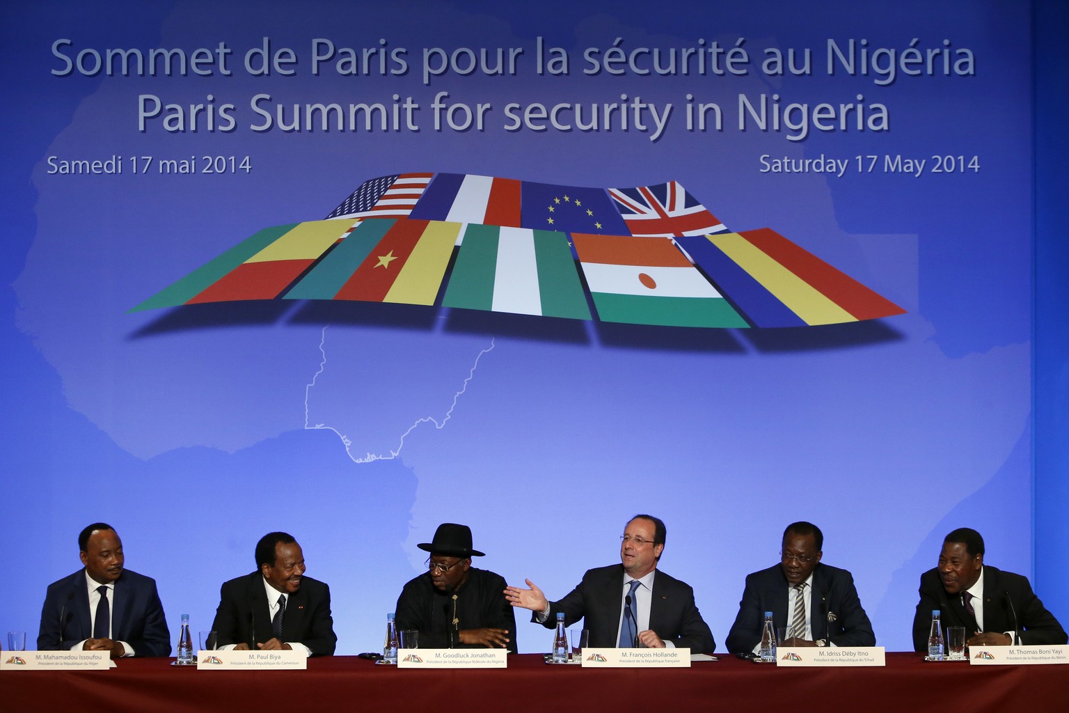 Der französische Präsident Francois Hollande mit afrikanischen Vertretern am Sicherheitsgipfel in Paris. (AP Photo/Francois Mori)