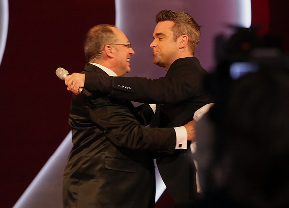 HANDOUT --- Moderator Bernard Thurnheer, links, wird vom britischen Saenger Robbie Williams, rechts, umarmt, anlaesslich seiner letzten "Benissimo"-Sendung, am Samstag, 1. Dezember 2012, in ...