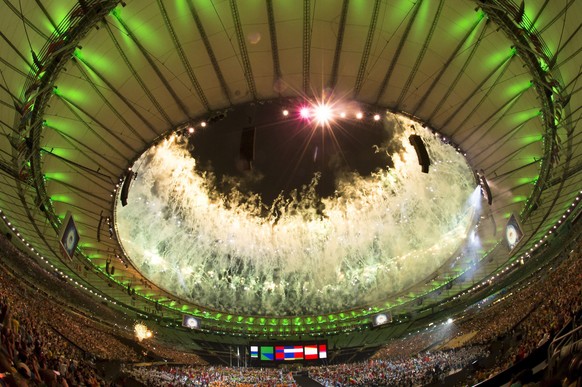 epa05547499 Spectators watch fireworks during the closing ceremony of the Rio 2016 Paralympic Games at the Maracana Stadium in Rio de Janeiro, Brazil, late 18 September 2016. EPA/SZILARD KOSZTICSAK HU ...