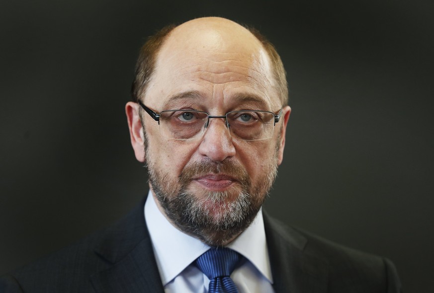 epa05941680 The leader of the Geman Social Democratic Party (SPD) and candidate for the German Chancellor, Martin Schulz, looks on during a press statement after his meeting with start up entrepreneur ...