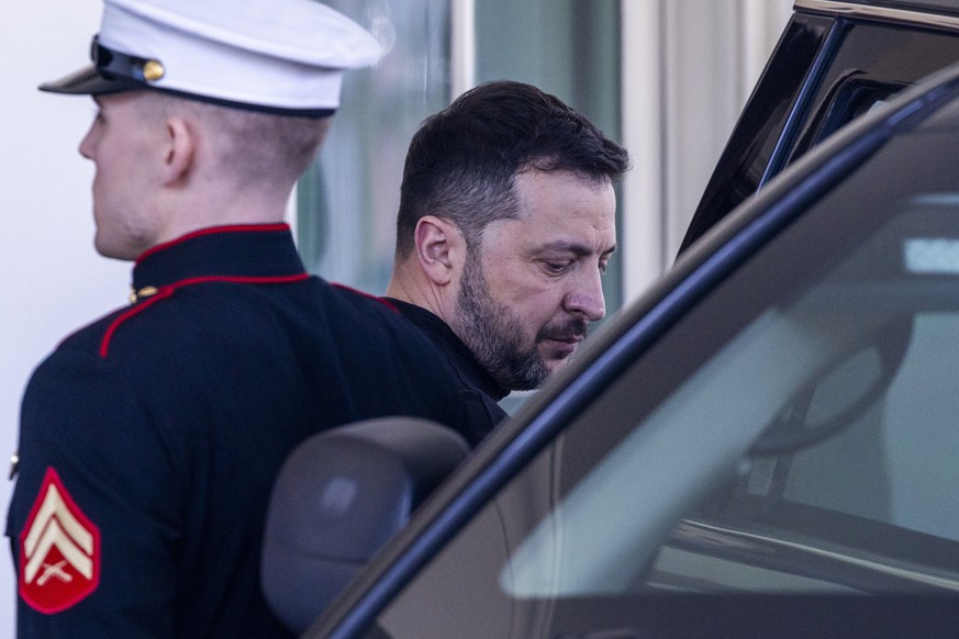 Nachrichten Linkding epa11930928 Ukrainian President Volodymyr Zelensky departs after a breakdown in negotiations with US President Donald Trump and a cancellation of the planned joint press conference at the White House  ...