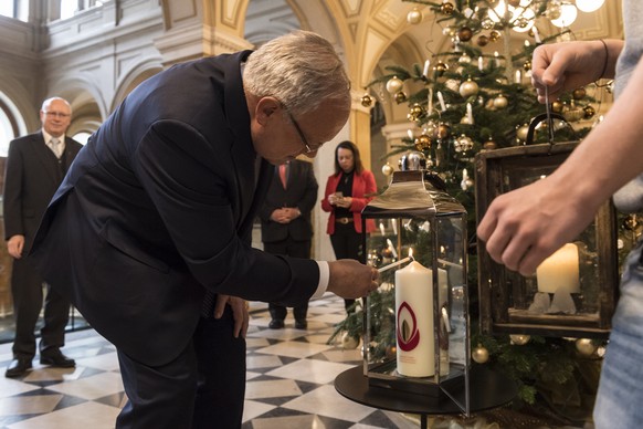 Bundespraesident Johann Schneider-Ammann entzuendet im Beisein von Jugendlichen aus der ganzen Schweiz das Friedenslicht, am Dienstag, 13. Dezember 2016, im Bundeshaus in Bern. Die Idee des Friedensli ...