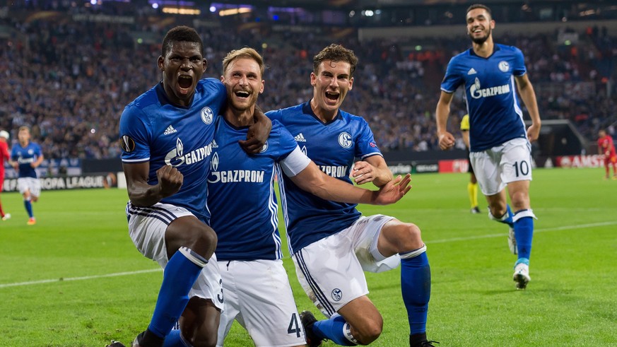 epa05562435 Schalke&#039;s Benedikt Hoewedes (C) his 3-0 goal with Breel Embolo (L) and Leon Goretzka (R) during the UEFA Europa League Group I soccer match between FC Schalke 04 and RB Salzburg at th ...