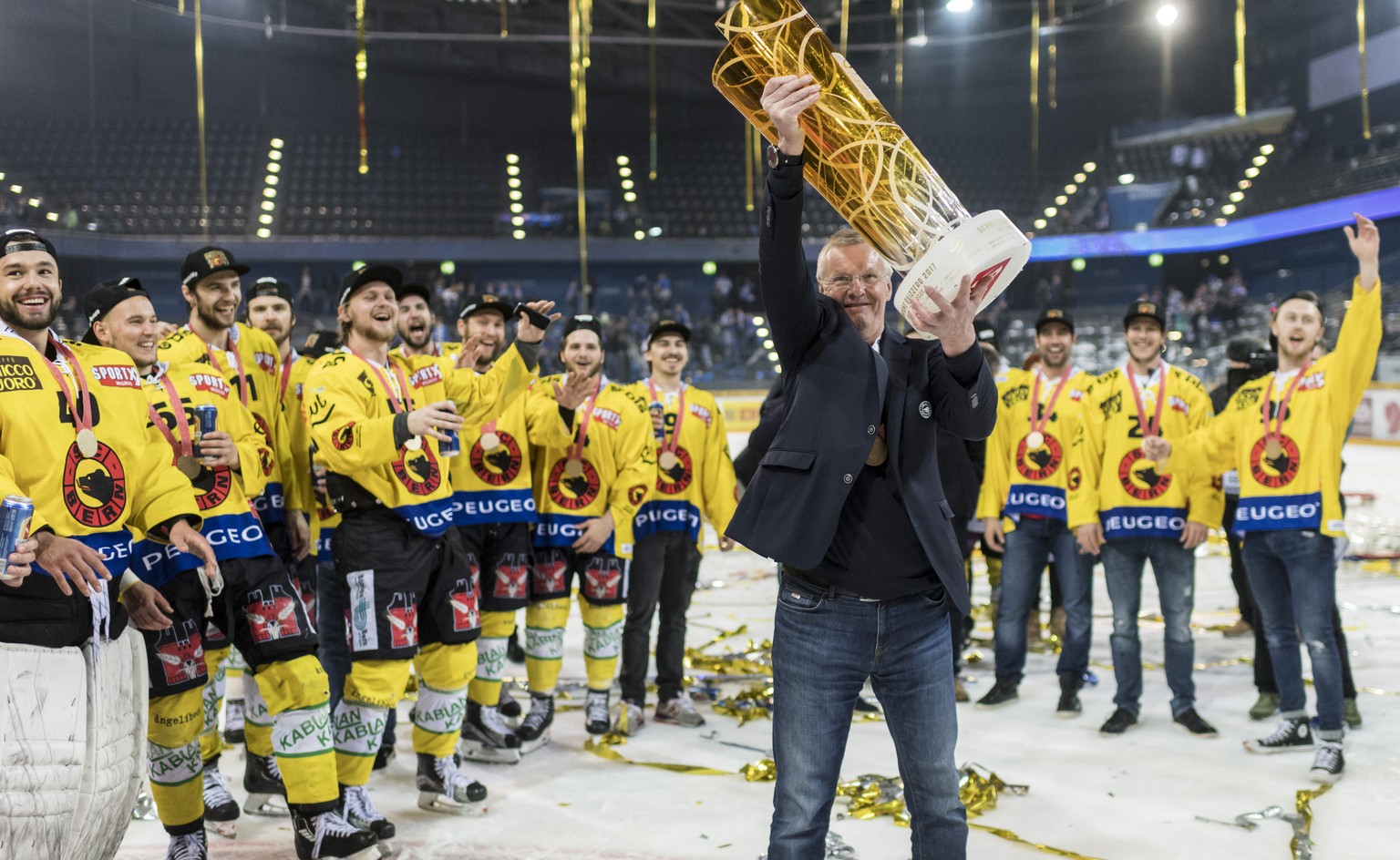 Der Berner SC Bern Cheftrainer Kari Jalonen stemmt den Meisterpokal und feiert mit seiner Mannschaft als Eishockey Schweizermeister nach dem sechsten Eishockey Playoff-Finalspiel der National League A ...