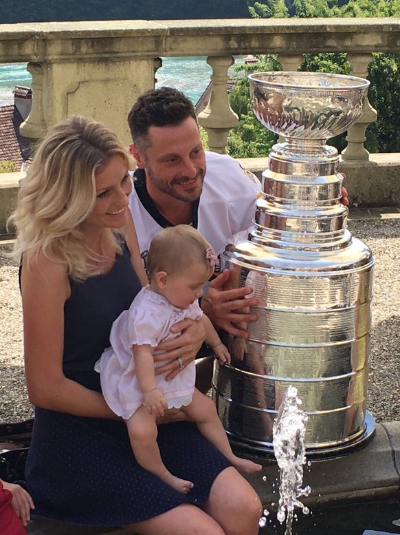 Familienfoto mit Pokal: Streit, Gattin Fabienne und Töchterchen Victoria.