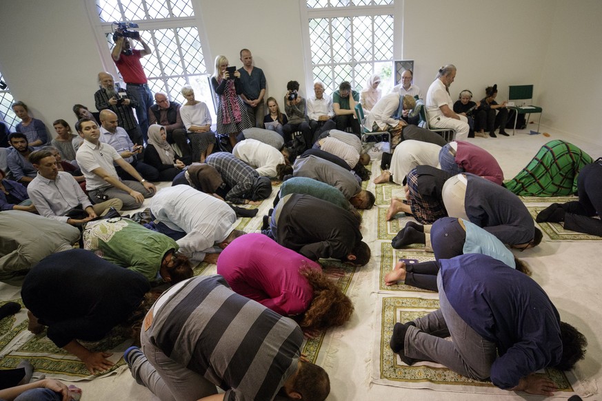epa06031259 People pray in the prayer room of the Ibn-Rushd Goethe Mosque, during the opening in Berlin, Germany, 16 June 2017. Seyran Ates, a German lawyer and Muslim feminist, opened a mosque for li ...